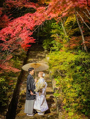 結婚式の前撮りロケフォトの紅葉おすすめポーズ
