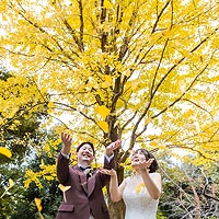 おしゃれなウエディングフォトを紅葉のロケーションで
