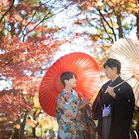 結婚式の前撮り写真を紅葉ロケーションで撮影