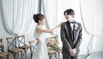 チャペルでおしゃれなウエディングフォト撮影