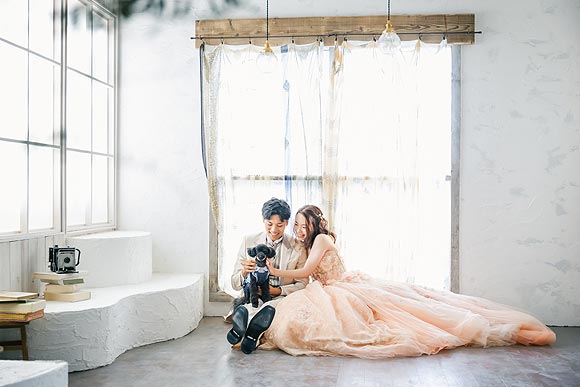 結婚式前撮りおしゃれフォトスタジオでドレス撮影