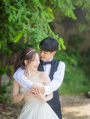 結婚式の前撮りロケフォトの緑葉おすすめポーズ