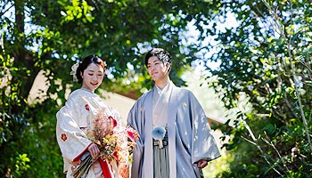 緑葉でおしゃれなウエディングフォト撮影