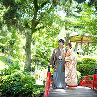 おしゃれなウエディングフォトを緑葉のロケーションで